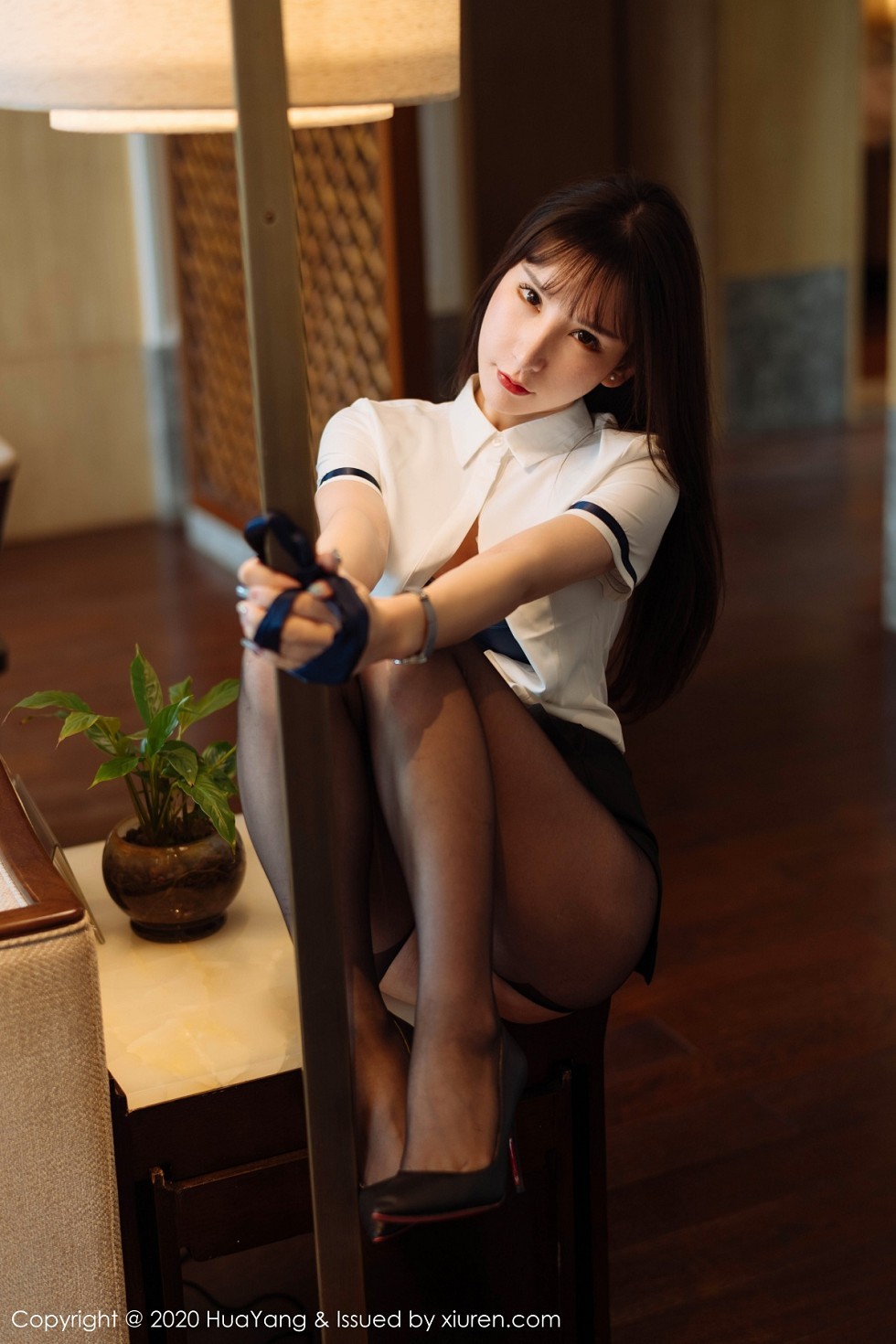 [HuaYang花漾]Vol.312_女神周于希Sandy西双版纳旅拍黑短裙配开档黑丝裤袜诱惑写真63P