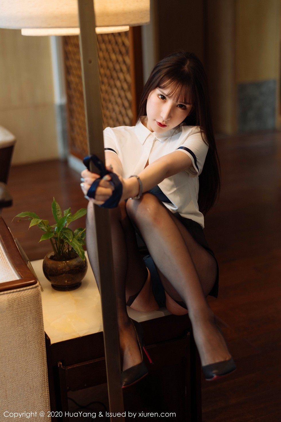 [HuaYang花漾]Vol.312_女神周于希Sandy西双版纳旅拍黑短裙配开档黑丝裤袜诱惑写真63P