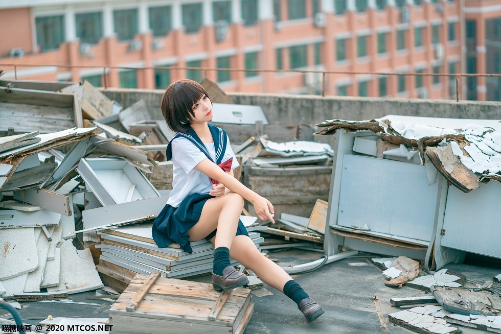 [喵糖映画]JKL.021_JK制服美女户外天台性感百褶短裙配黑色腿袜秀美腿迷人写真33P