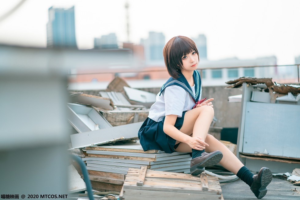 [喵糖映画]JKL.021_JK制服美女户外天台性感百褶短裙配黑色腿袜秀美腿迷人写真33P