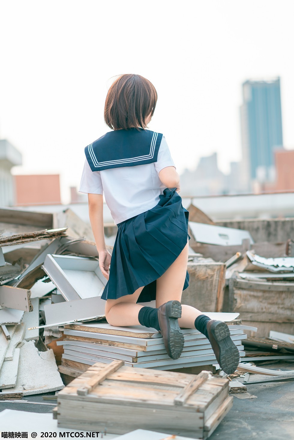 [喵糖映画]JKL.021_JK制服美女户外天台性感百褶短裙配黑色腿袜秀美腿迷人写真33P