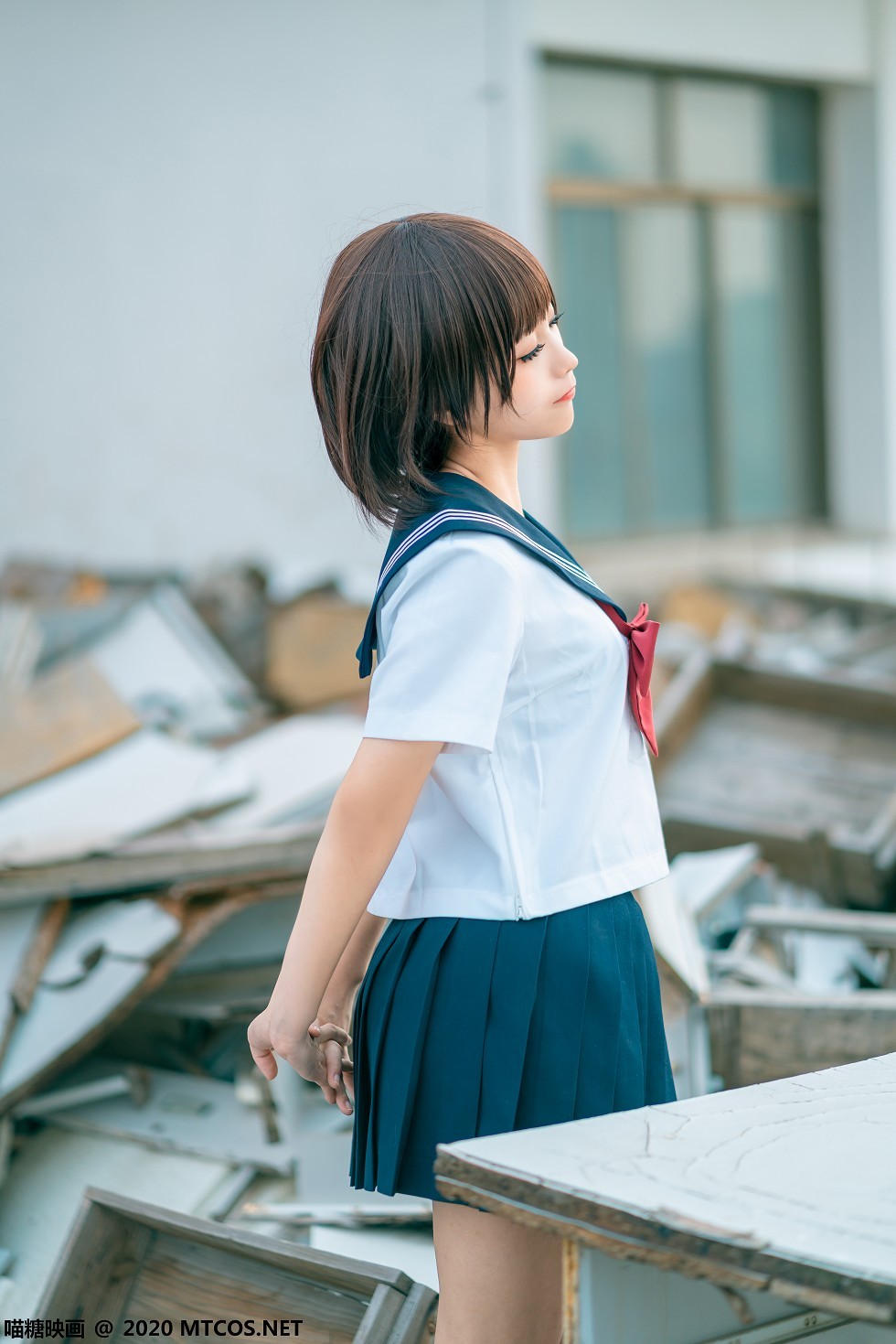 [喵糖映画]JKL.021_JK制服美女户外天台性感百褶短裙配黑色腿袜秀美腿迷人写真33P