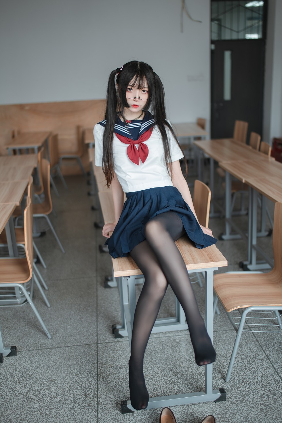 [喵糖映画]JKL.022_JK制服美女教室里性感短裙配黑丝裤袜秀美腿撩人诱惑写真39P