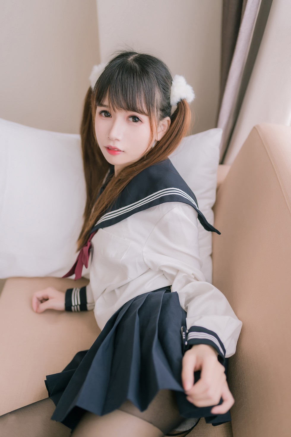 [喵糖映画]JKL.023_双马尾JK制服美女私房沙发上超薄黑丝裤袜秀美腿靓丽迷人写真40P