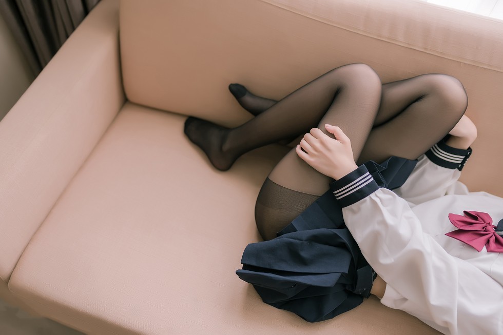 [喵糖映画]JKL.023_双马尾JK制服美女私房沙发上超薄黑丝裤袜秀美腿靓丽迷人写真40P