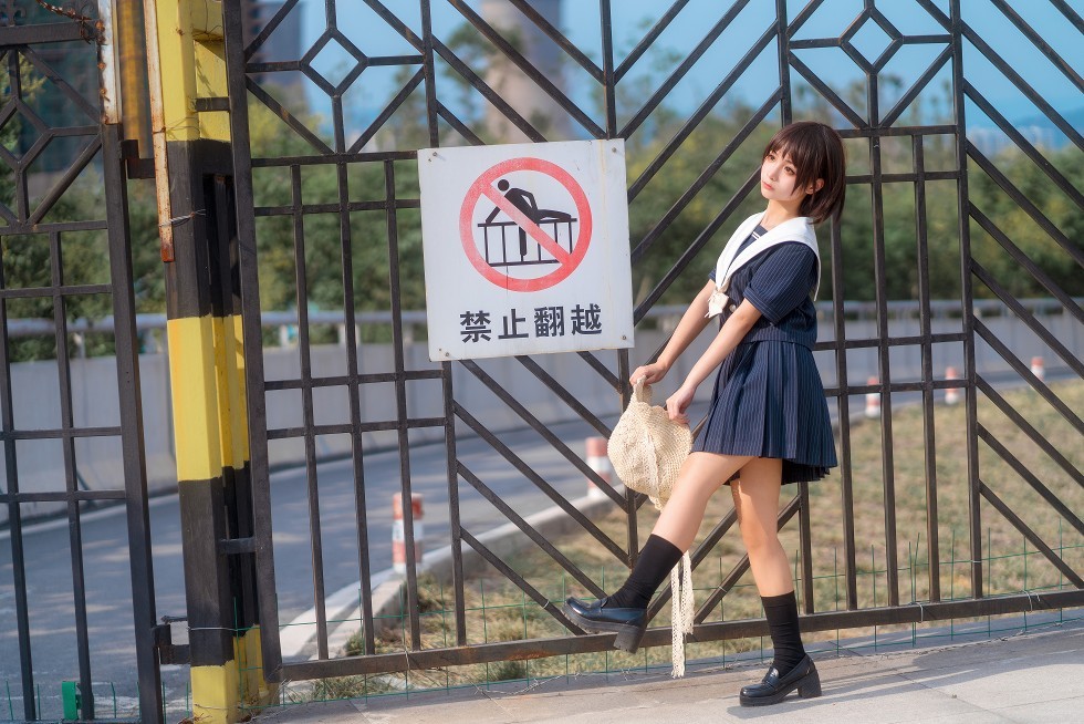 [喵糖映画]JKL.024_清纯学妹户外深蓝色JK制服短裙配黑色短袜秀美腿迷人写真40P