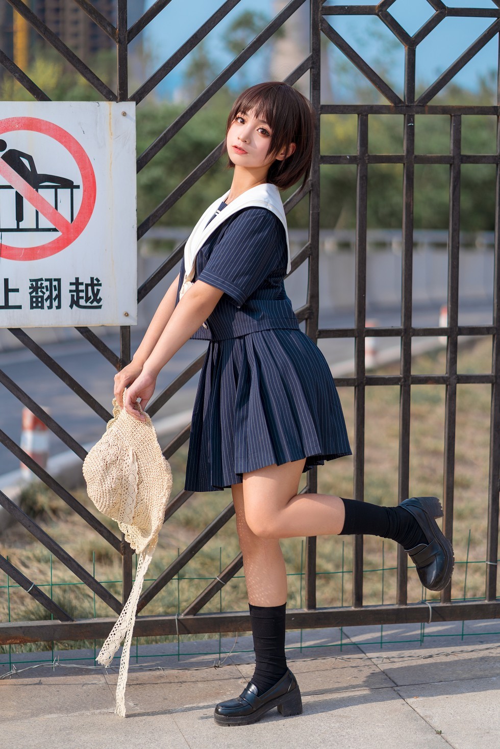 [喵糖映画]JKL.024_清纯学妹户外深蓝色JK制服短裙配黑色短袜秀美腿迷人写真40P