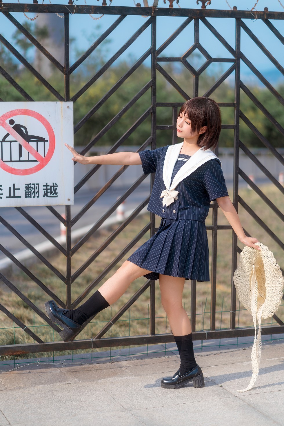 [喵糖映画]JKL.024_清纯学妹户外深蓝色JK制服短裙配黑色短袜秀美腿迷人写真40P