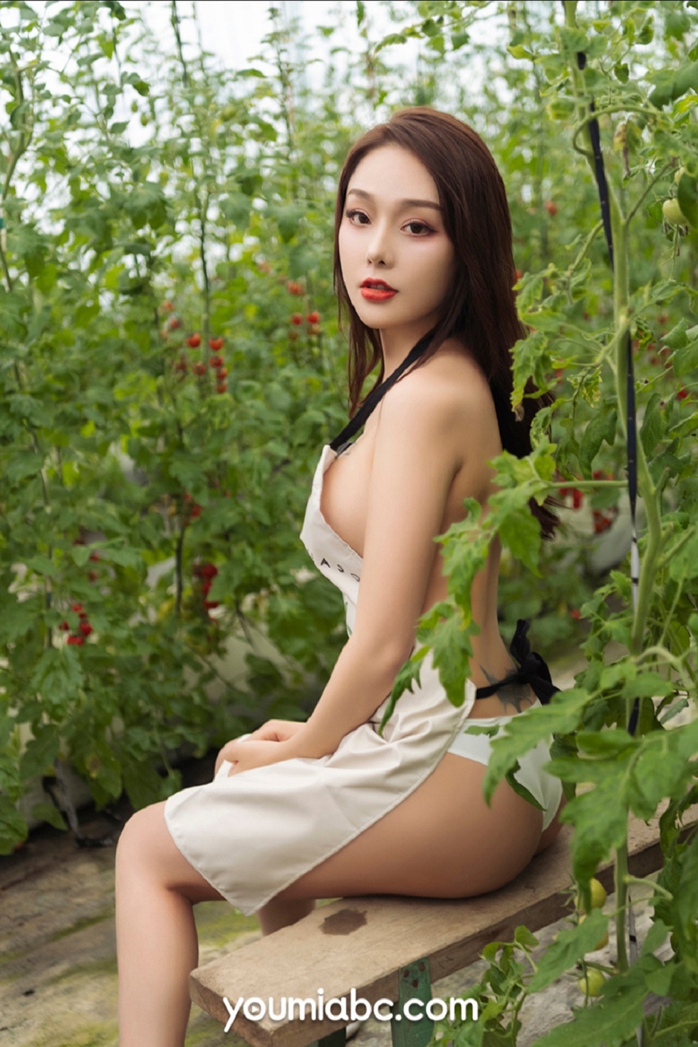 [YouMi尤蜜]Vol.410_嫩模陈圆圆田园之间主题真空吊带围裙侧露豪乳撩人诱惑写真25P