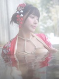 饥渴小妹朱可儿露天浴池裸身入镜