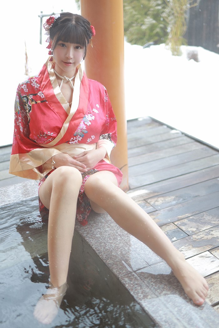 饥渴娇娘朱可儿露天浴池裸身入镜(图9)