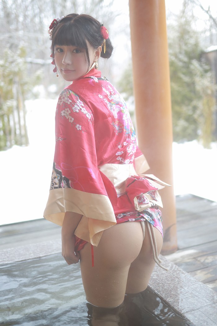 饥渴娇娘朱可儿露天浴池裸身入镜(图10)