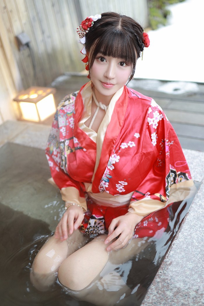 饥渴娇娘朱可儿露天浴池裸身入镜(图17)
