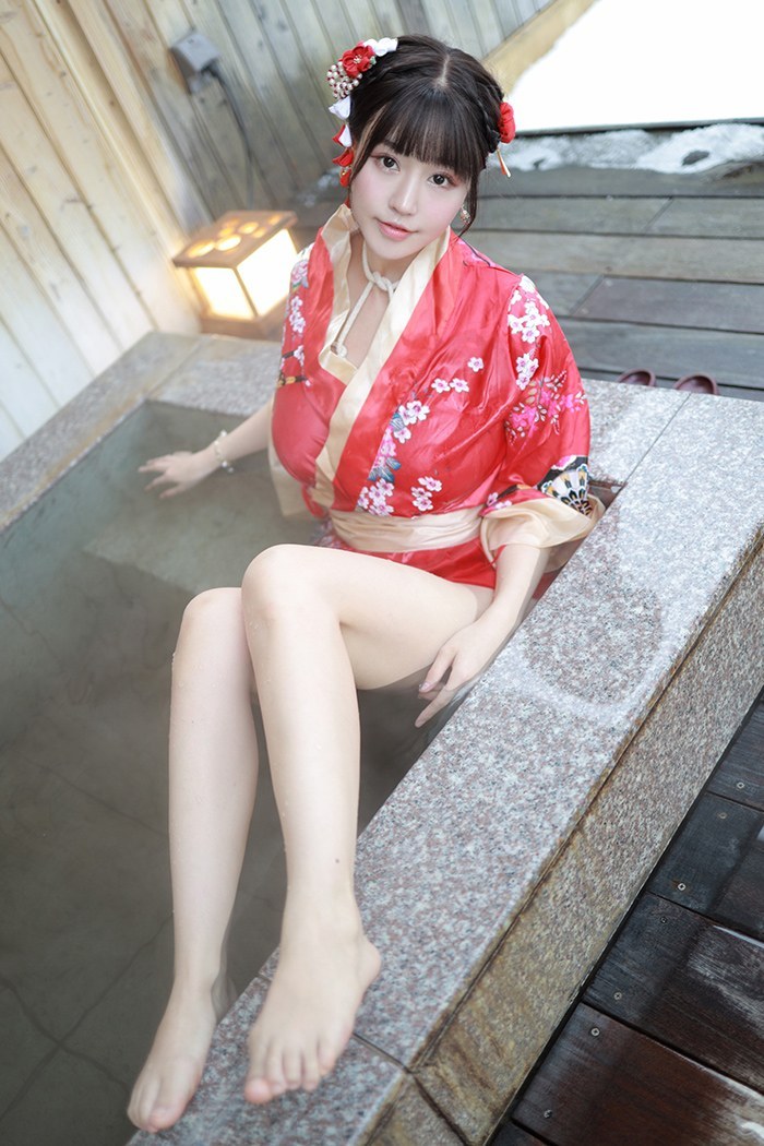 饥渴娇娘朱可儿露天浴池裸身入镜(图19)