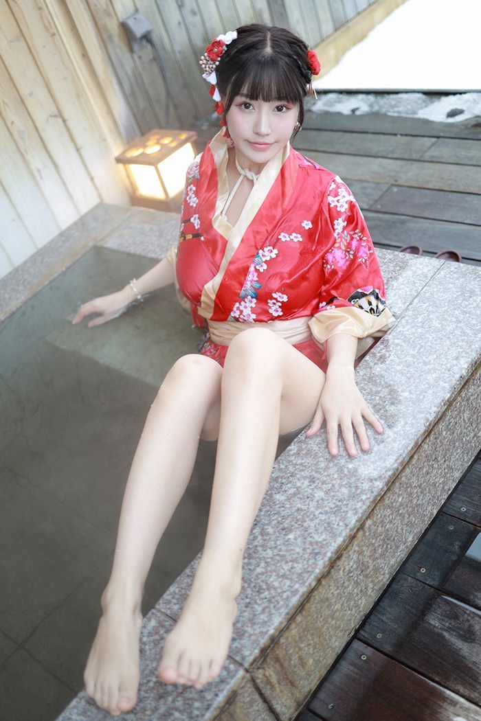饥渴娇娘朱可儿露天浴池裸身入镜(图20)