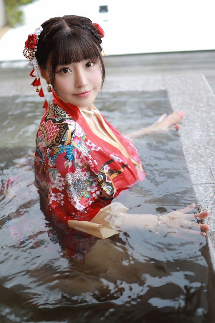 饥渴娇娘朱可儿露天浴池裸身入镜(图21)