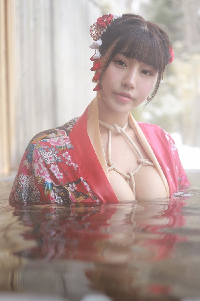饥渴娇娘朱可儿露天浴池裸身入镜(图22)