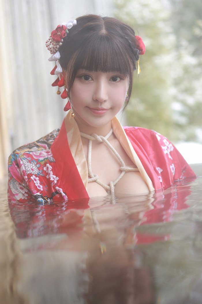 饥渴娇娘朱可儿露天浴池裸身入镜(图23)