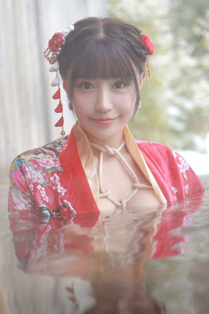 饥渴娇娘朱可儿露天浴池裸身入镜(图24)