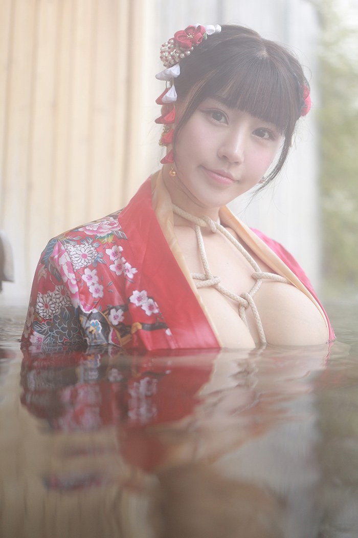 饥渴娇娘朱可儿露天浴池裸身入镜(图26)