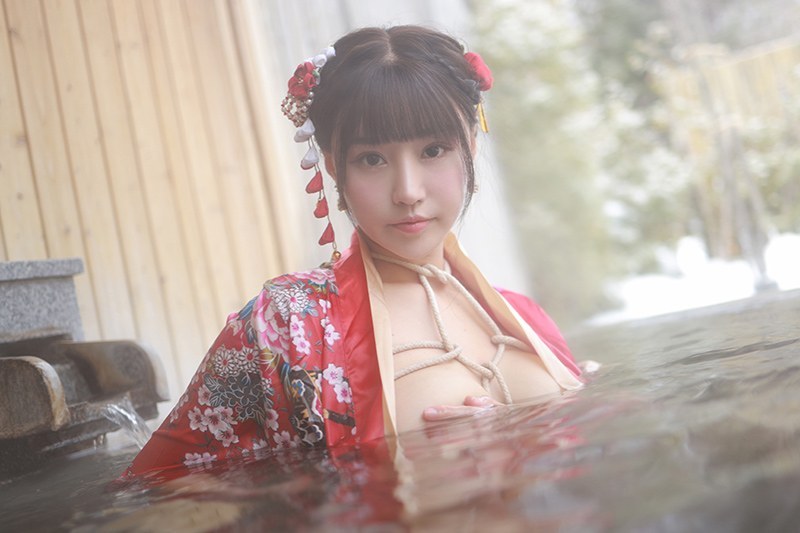饥渴娇娘朱可儿露天浴池裸身入镜(图27)