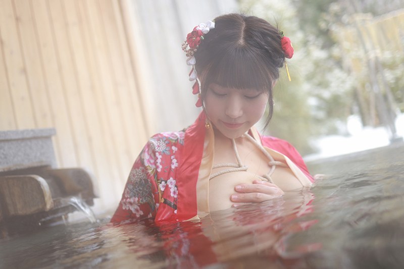 饥渴娇娘朱可儿露天浴池裸身入镜(图28)