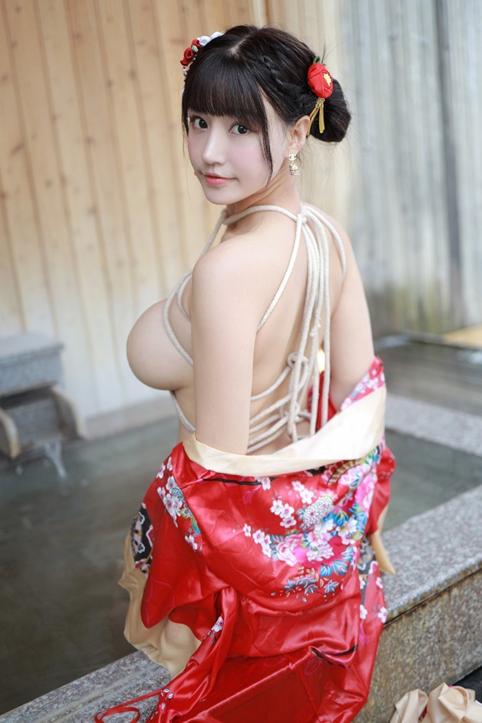 饥渴娇娘朱可儿露天浴池裸身入镜(图39)