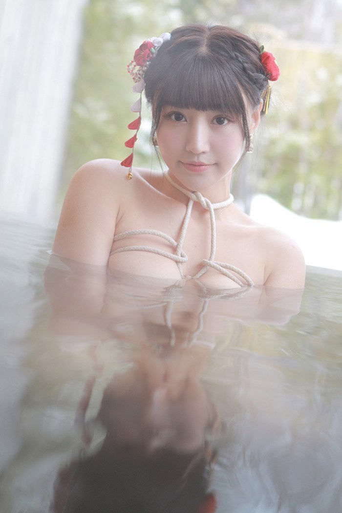 饥渴娇娘朱可儿露天浴池裸身入镜(图45)