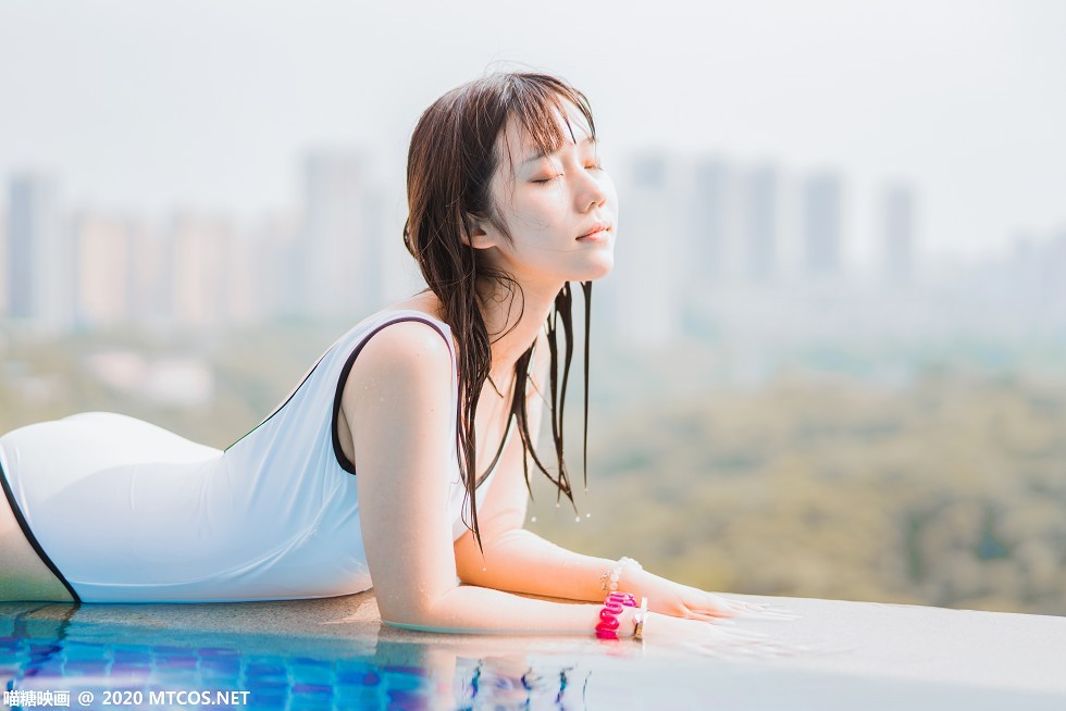 [喵糖映画]Vol.281_甜美少女户外白色天使+泳池性感连体比基尼秀完美身材迷人写真35P