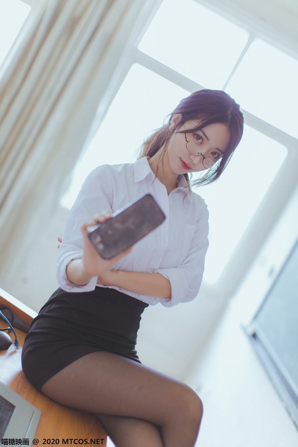 [喵糖映画]Vol.282_教师OL制服美女性感白衬衣配黑短裙黑丝裤袜秀美腿迷人写真29P