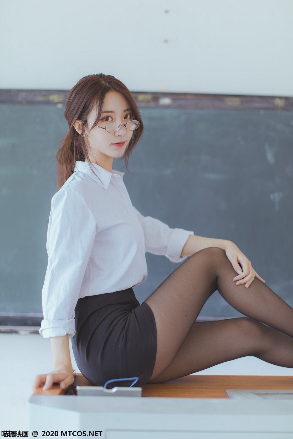 [喵糖映画]Vol.282_教师OL制服美女性感白衬衣配黑短裙黑丝裤袜秀美腿迷人写真29P
