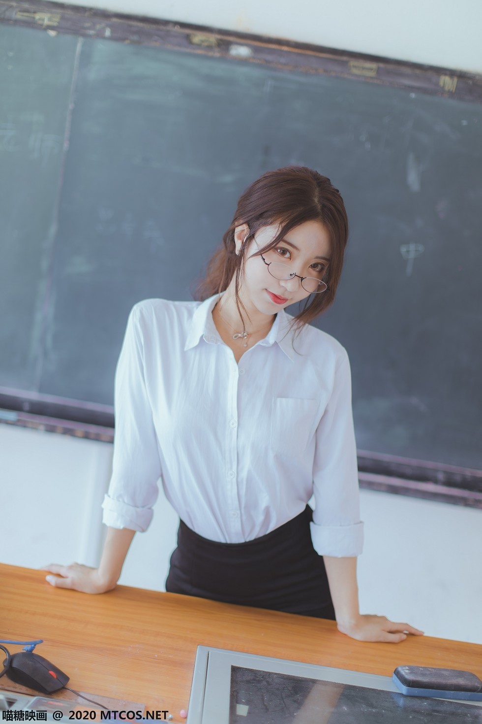 [喵糖映画]Vol.282_教师OL制服美女性感白衬衣配黑短裙黑丝裤袜秀美腿迷人写真29P