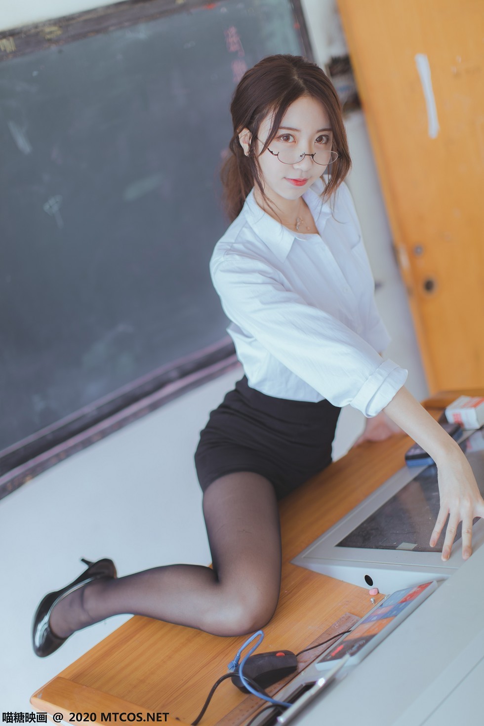 [喵糖映画]Vol.282_教师OL制服美女性感白衬衣配黑短裙黑丝裤袜秀美腿迷人写真29P