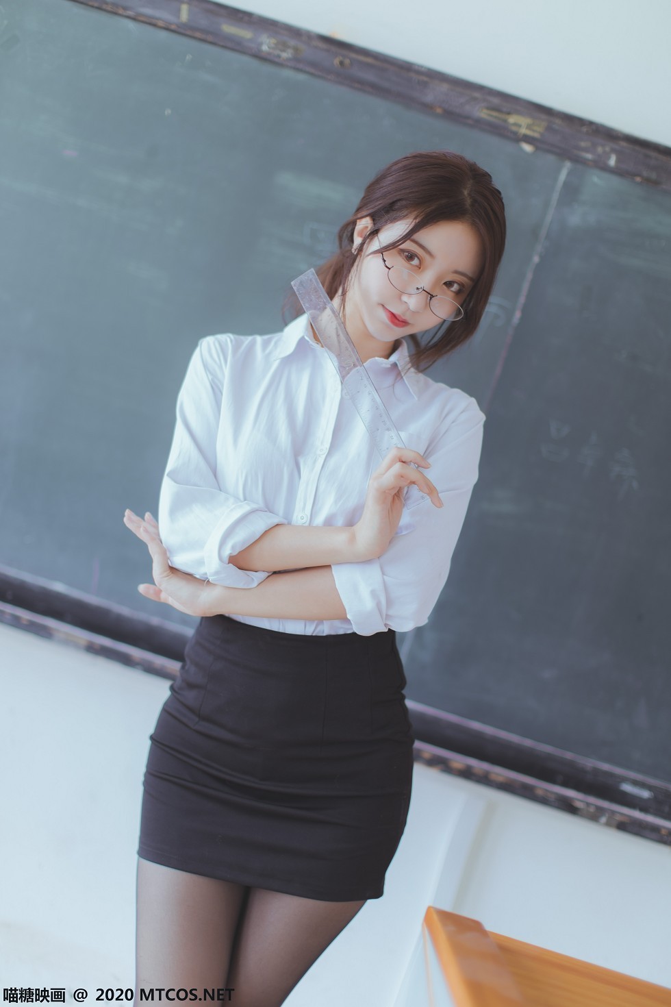 [喵糖映画]Vol.282_教师OL制服美女性感白衬衣配黑短裙黑丝裤袜秀美腿迷人写真29P
