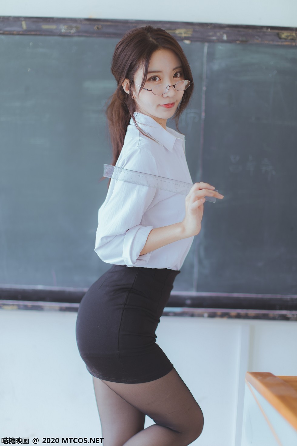 [喵糖映画]Vol.282_教师OL制服美女性感白衬衣配黑短裙黑丝裤袜秀美腿迷人写真29P