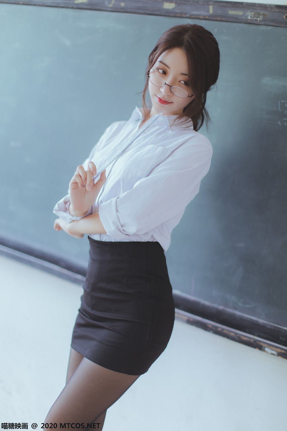 [喵糖映画]Vol.282_教师OL制服美女性感白衬衣配黑短裙黑丝裤袜秀美腿迷人写真29P