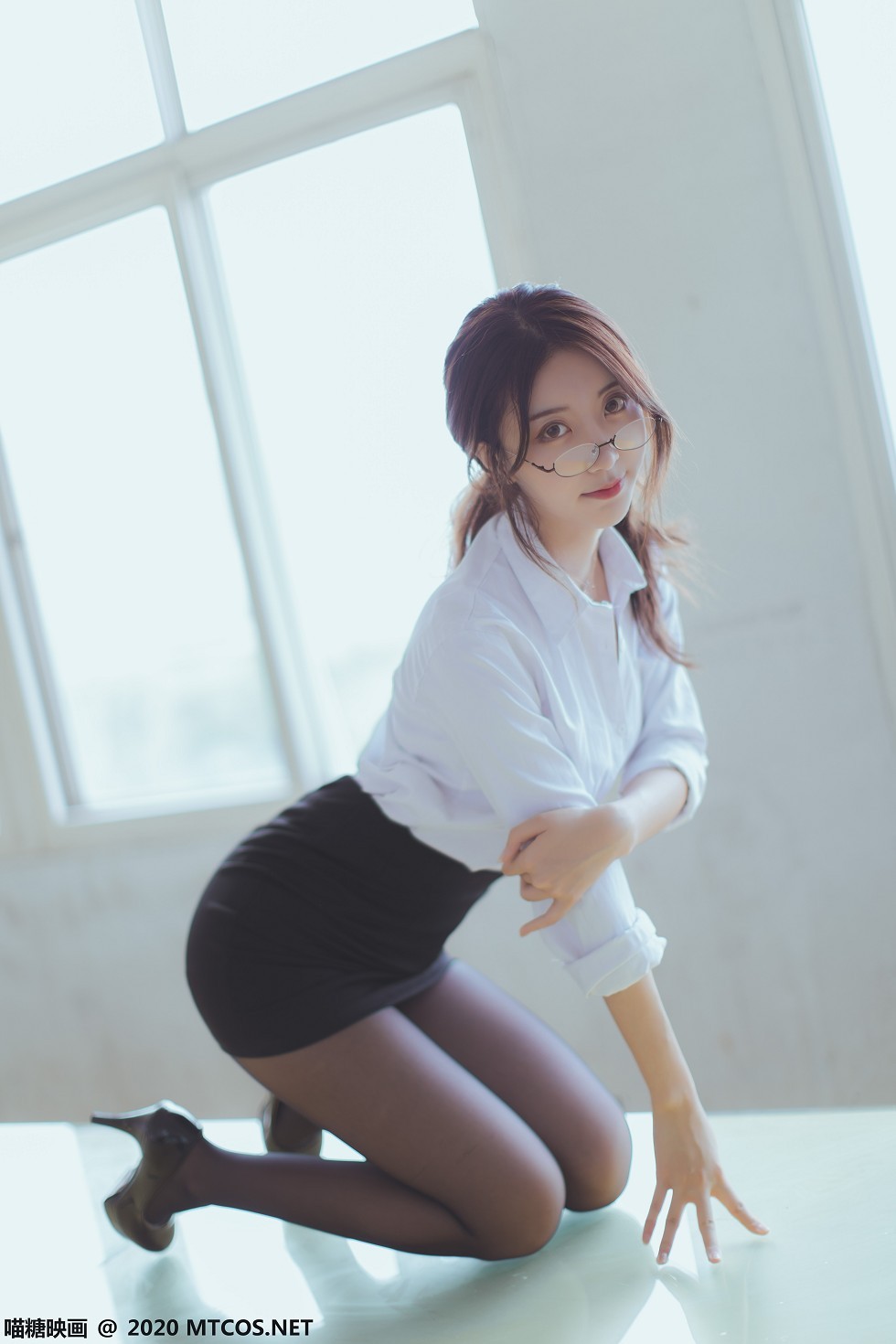 [喵糖映画]Vol.282_教师OL制服美女性感白衬衣配黑短裙黑丝裤袜秀美腿迷人写真29P