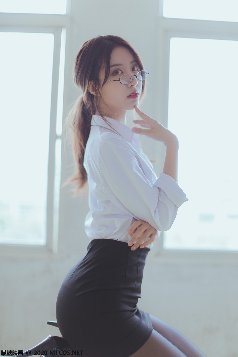 [喵糖映画]Vol.282_教师OL制服美女性感白衬衣配黑短裙黑丝裤袜秀美腿迷人写真29P