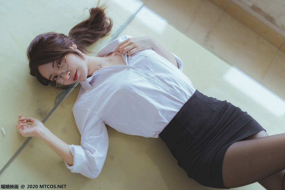 [喵糖映画]Vol.282_教师OL制服美女性感白衬衣配黑短裙黑丝裤袜秀美腿迷人写真29P