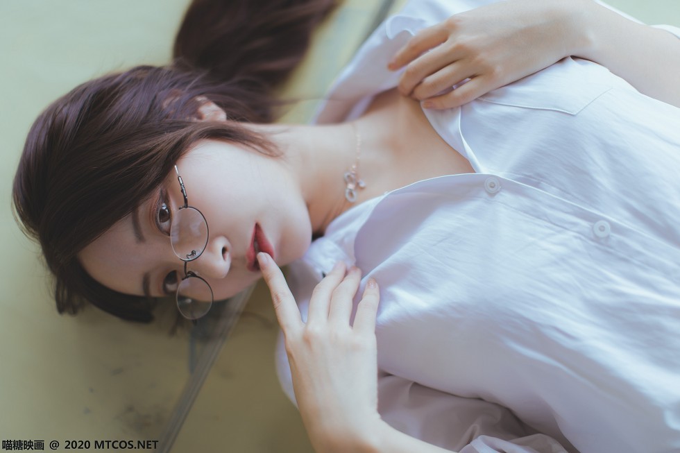 [喵糖映画]Vol.282_教师OL制服美女性感白衬衣配黑短裙黑丝裤袜秀美腿迷人写真29P