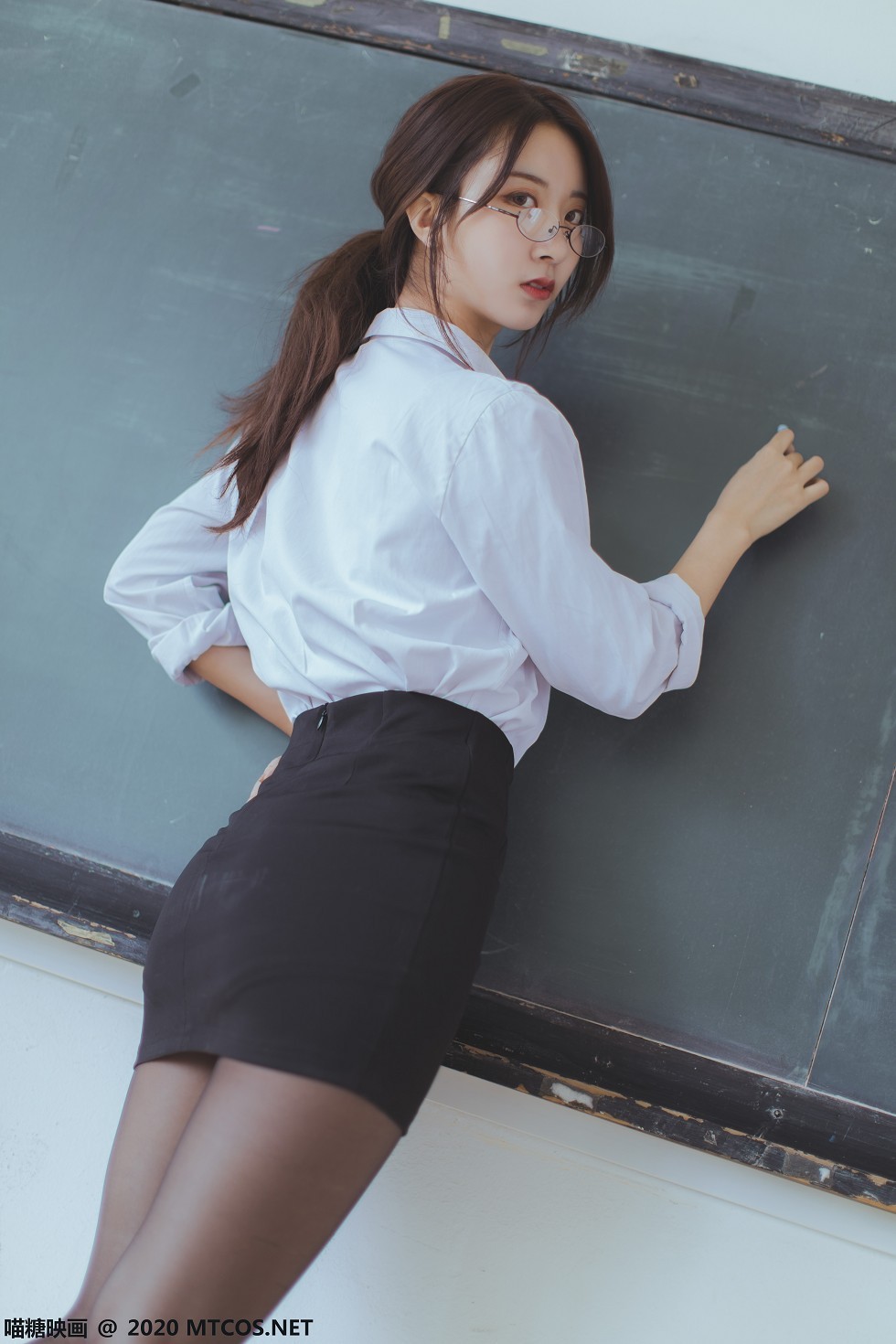 [喵糖映画]Vol.282_教师OL制服美女性感白衬衣配黑短裙黑丝裤袜秀美腿迷人写真29P