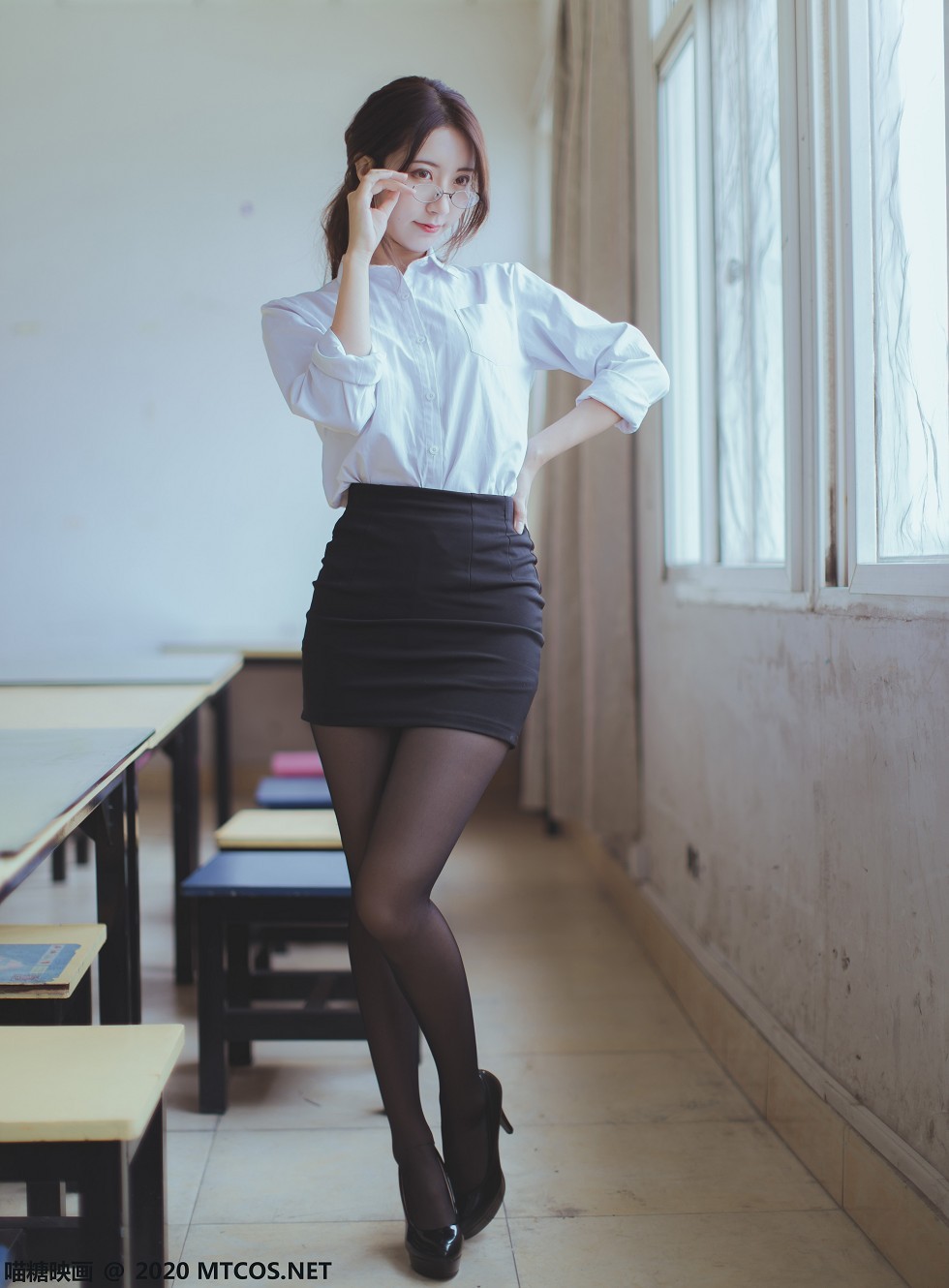 [喵糖映画]Vol.282_教师OL制服美女性感白衬衣配黑短裙黑丝裤袜秀美腿迷人写真29P