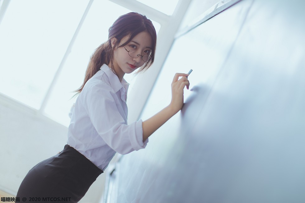 [喵糖映画]Vol.282_教师OL制服美女性感白衬衣配黑短裙黑丝裤袜秀美腿迷人写真29P