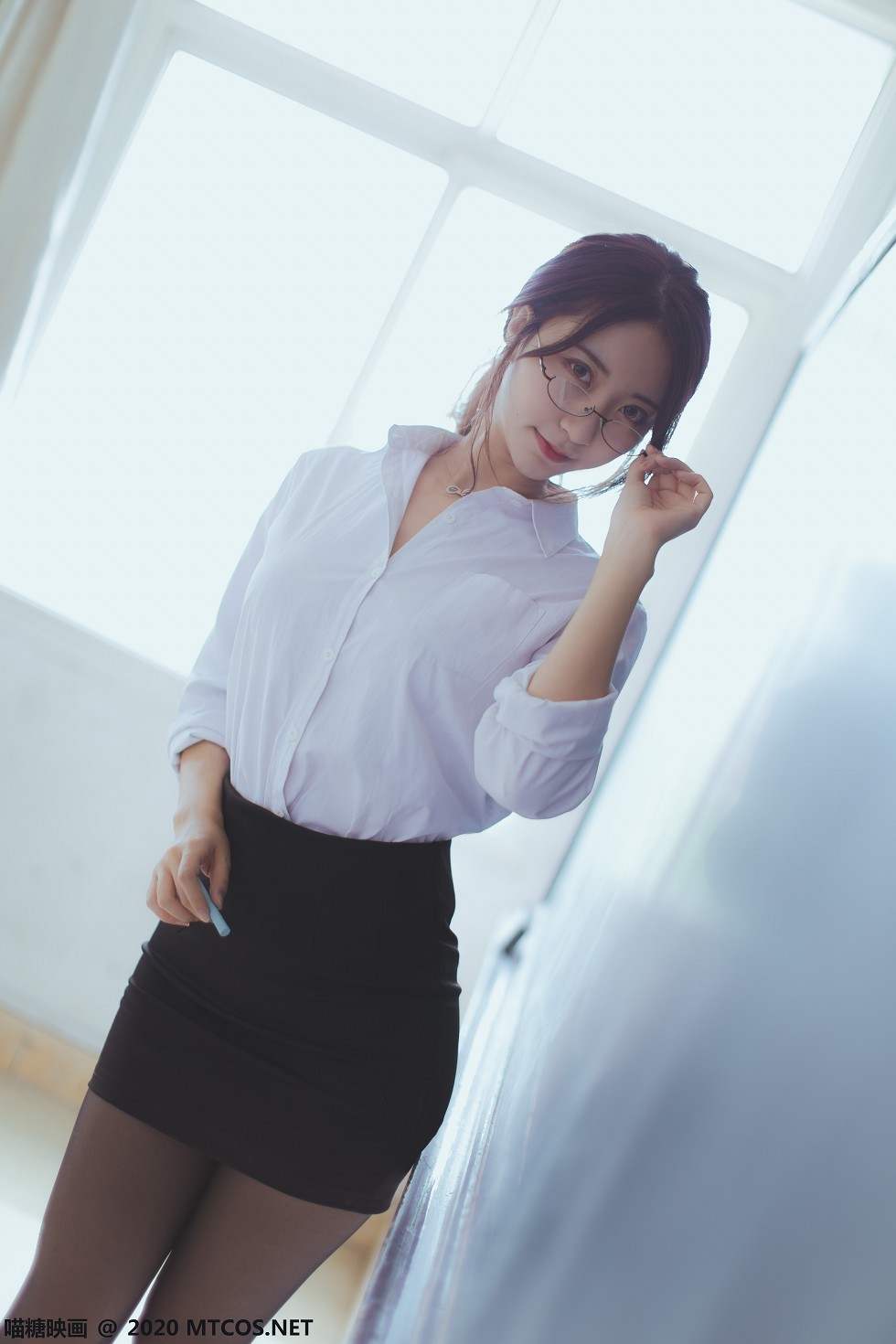 [喵糖映画]Vol.282_教师OL制服美女性感白衬衣配黑短裙黑丝裤袜秀美腿迷人写真29P