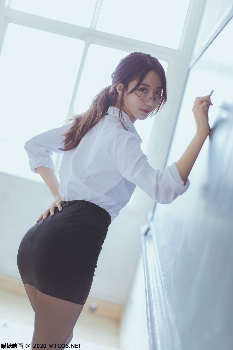 [喵糖映画]Vol.282_教师OL制服美女性感白衬衣配黑短裙黑丝裤袜秀美腿迷人写真29P