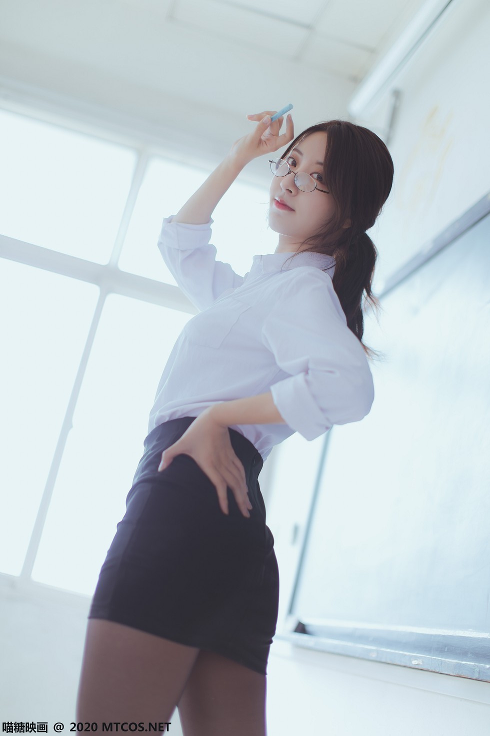 [喵糖映画]Vol.282_教师OL制服美女性感白衬衣配黑短裙黑丝裤袜秀美腿迷人写真29P