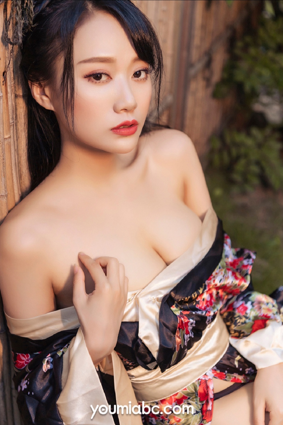 [YouMi尤蜜]Vol.414_嫩模何嘉颖户外和风煦女主题半脱和服露丁字裤秀翘臀诱惑写真32P