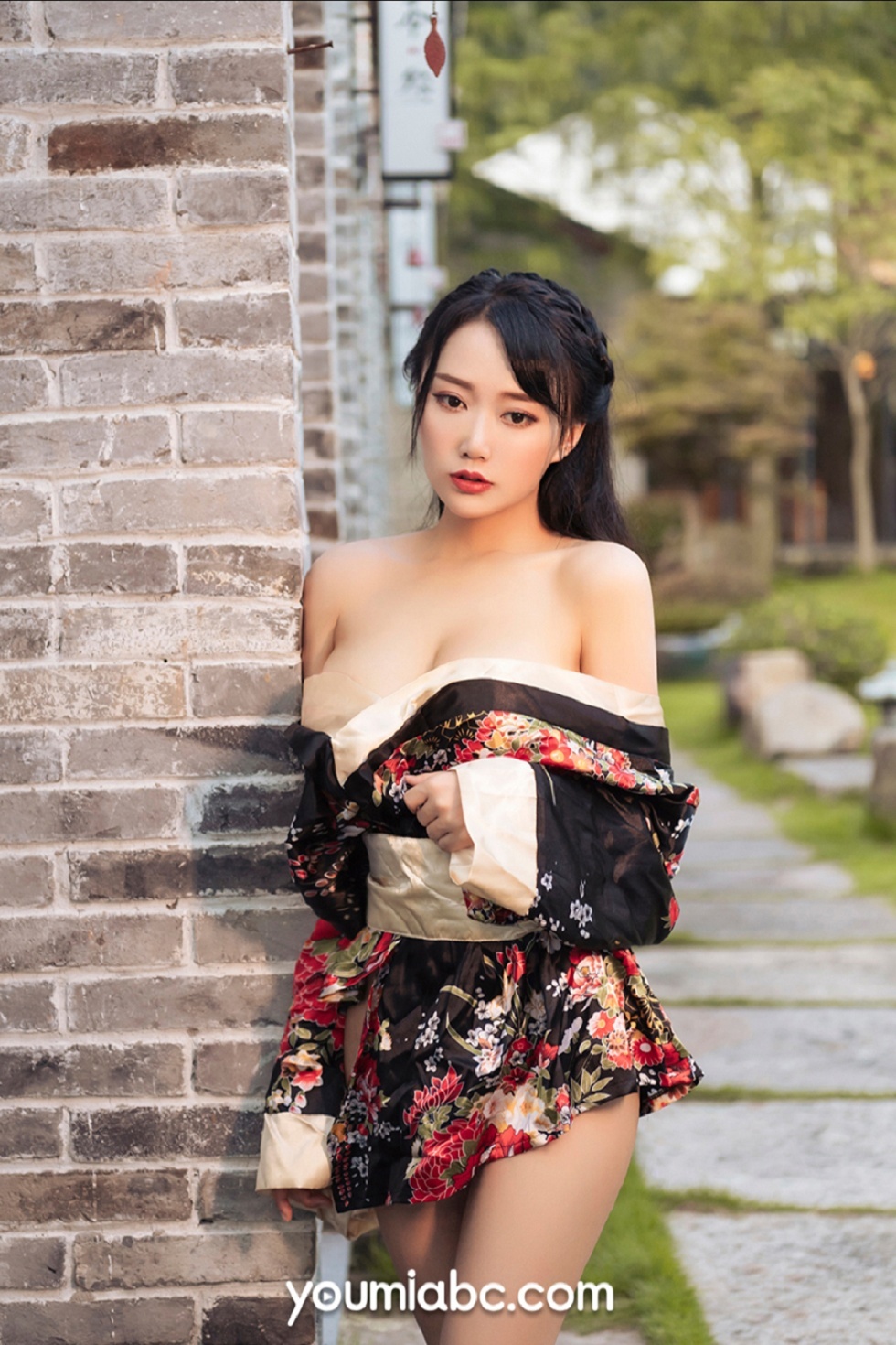 [YouMi尤蜜]Vol.414_嫩模何嘉颖户外和风煦女主题半脱和服露丁字裤秀翘臀诱惑写真32P