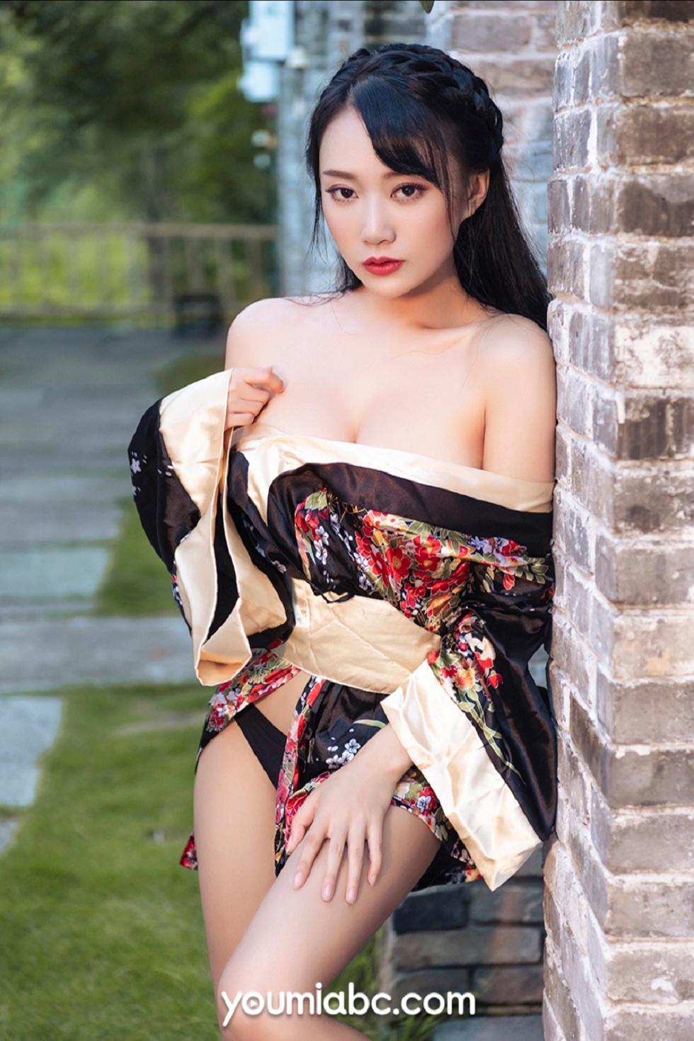 [YouMi尤蜜]Vol.414_嫩模何嘉颖户外和风煦女主题半脱和服露丁字裤秀翘臀诱惑写真32P