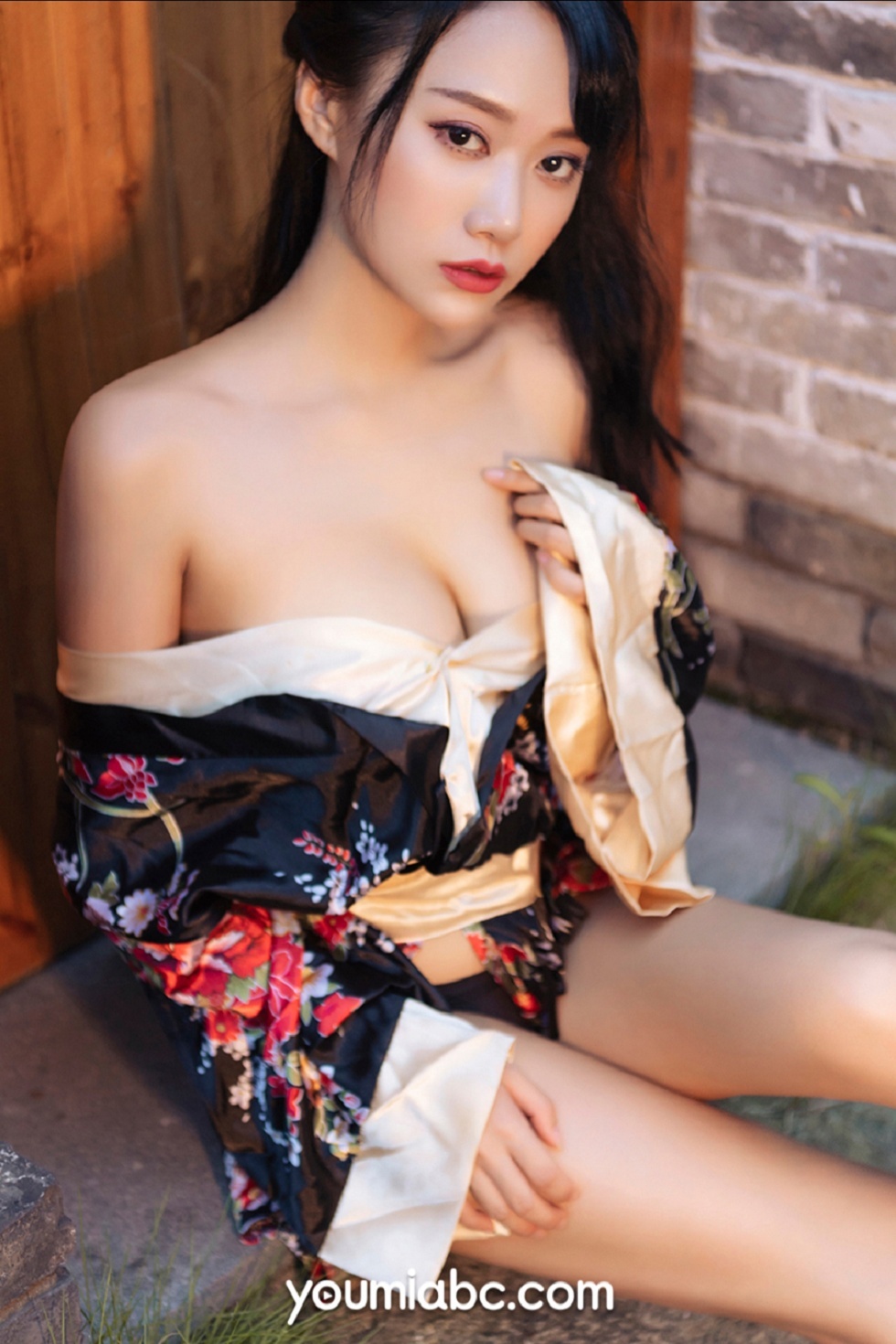[YouMi尤蜜]Vol.414_嫩模何嘉颖户外和风煦女主题半脱和服露丁字裤秀翘臀诱惑写真32P